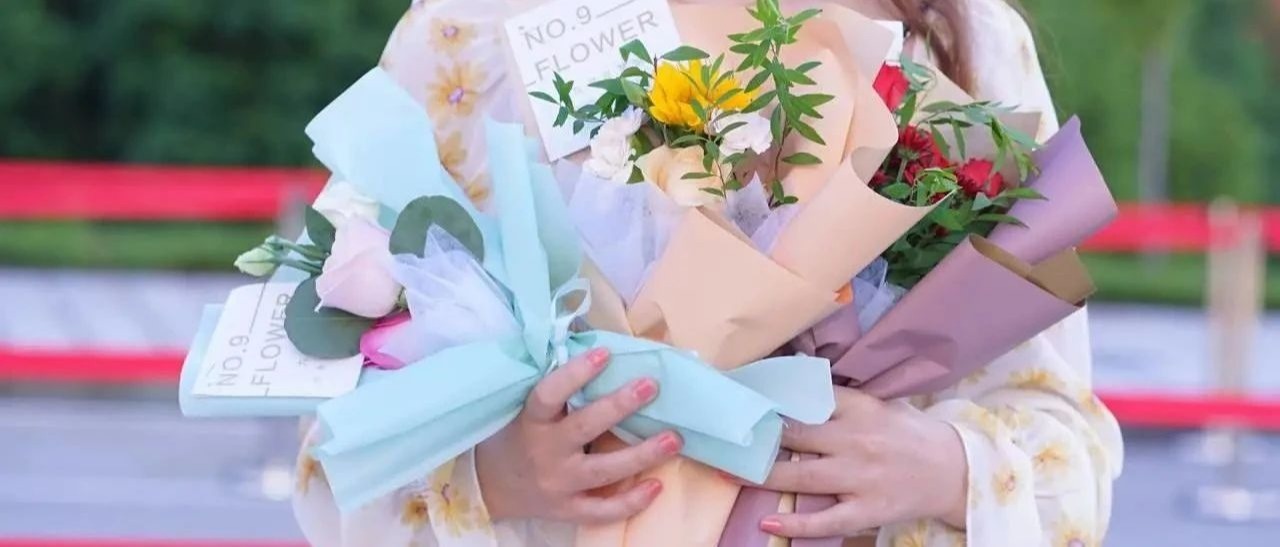 送您一束花，致敬平凡与伟大